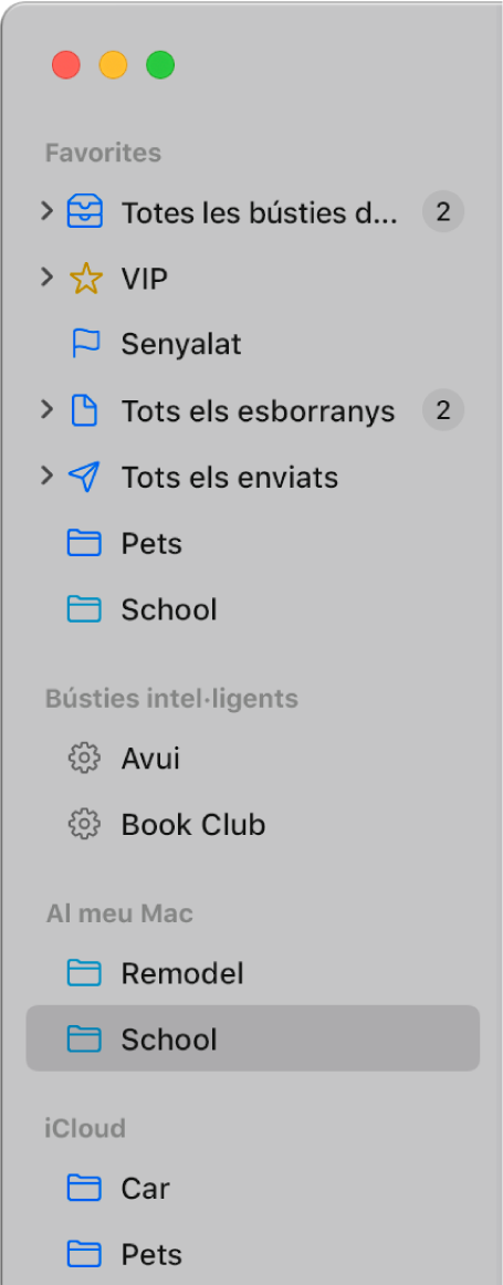 La barra lateral de Mail amb les bústies estàndard (com ara Entrada i Esborranys) a la part superior de la barra lateral i les bústies que has creat a les seccions iCloud i “Al meu Mac”.