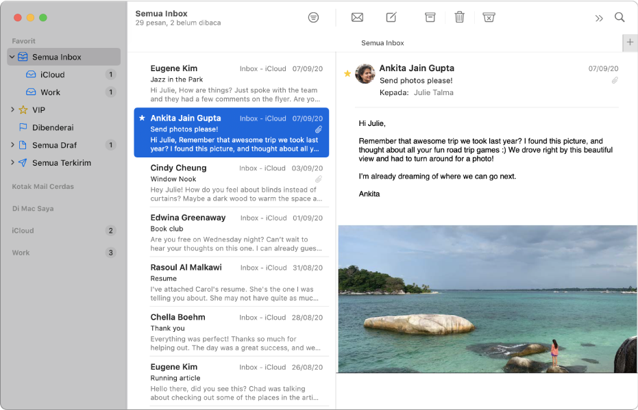 Bar samping di jendela Mail menampilkan inbox untuk akun iCloud dan Kantor.