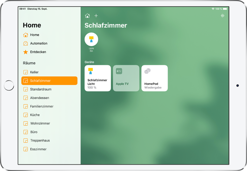 Die App „Home“ mit der Seitenleiste auf der linken Seite. Unter „Räume“ in der Seitenleiste ist „Schlafzimmer“ ausgewählt. Rechts neben der Seitenleiste sind oben die Tasten „Einstellungen des Zuhauses“ und „Hinzufügen“ zu sehen. Oben rechts befindet sich die Taste „Intercom“. Oben befindet sich auch eine Statustaste für ein Licht, die darauf hinweist, dass das Licht eingeschaltet ist. Darunter befinden sich Tasten für die Schlafzimmerbeleuchtung, Apple TV und den HomePod.