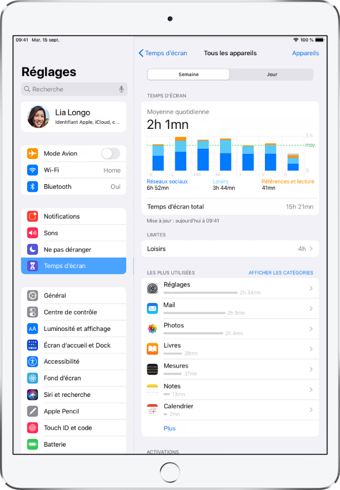 Un rapport hebdomadaire de « Temps d’écran » affichant la durée totale consacrée aux apps, la durée par catégorie et la durée par app.