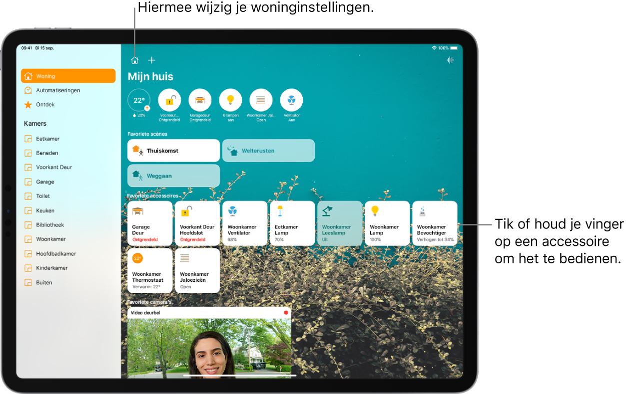 De Woning-app met de navigatiekolom aan de linkerkant en de tabbladen 'Woning', 'Automatisering' en 'Ontdek' bovenaan links. Daaronder bevinden zich de kamers in de woning. Aan de rechterkant van de navigatiekolom staan bovenaan de knop 'Woninginstellingen' en de knop met het plusteken. De intercomknop bevindt zich rechtsbovenin. Bovenin bevinden zich zes statusknoppen voor thermostaat, slot, garagedeur, lampen, gordijnen en ventilator. Daaronder bevinden zich scènes en accessoires die als favoriet zijn gemarkeerd. Onder in het scherm staat een foto die door een deurbelcamera is gemaakt.