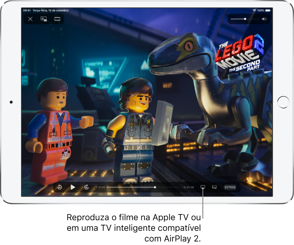 Um filme sendo reproduzido na tela do iPad. Na parte inferior da tela, encontram-se os controles de reprodução, incluindo o botão Espelhamento de Tela, próximo ao canto inferior direito.