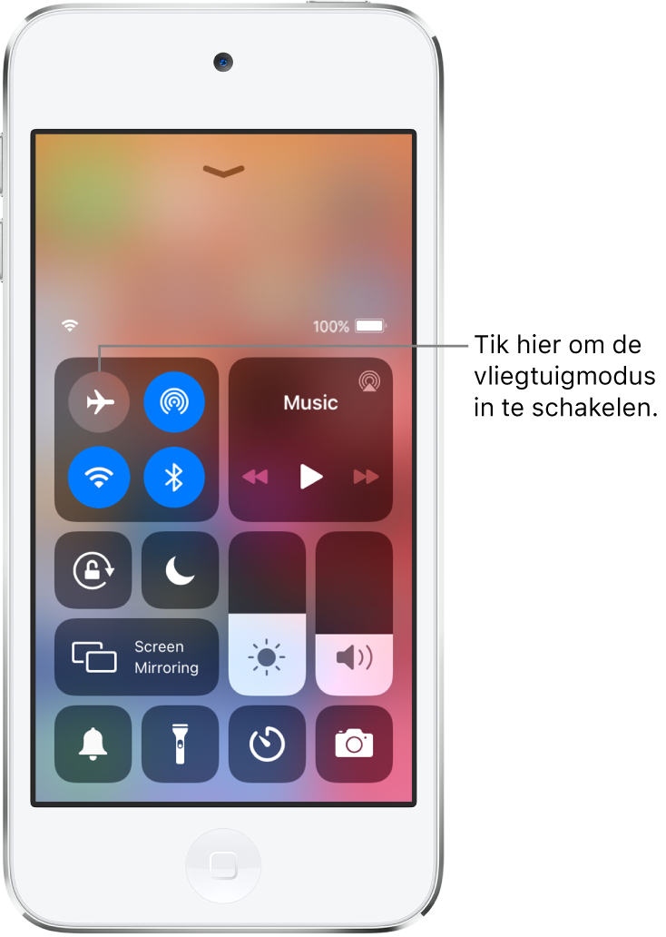 Een scherm met het bedieningspaneel, met een bijschrift dat je met een tik op de knop linksbovenin de vliegtuigmodus inschakelt.