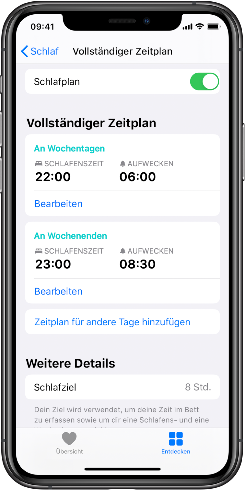 Die Anzeige „Vollständiger Zeitplan“ für „Schlaf“ in der App „Health“. Oben auf dem Bildschirm ist die Option „Schlafplan“ aktiviert. In der Mitte des Bildschirms sind ein Schlafplan für Wochentage und ein Schlafplan für Wochenenden zu sehen. Darunter befindet sich eine Taste zum Hinzufügen eines Plans für weitere Tage. Am unteren Bildschirmrand befindet sich der Abschnitt „Weitere Details“ mit einem Schlafziel von 8 Stunden.