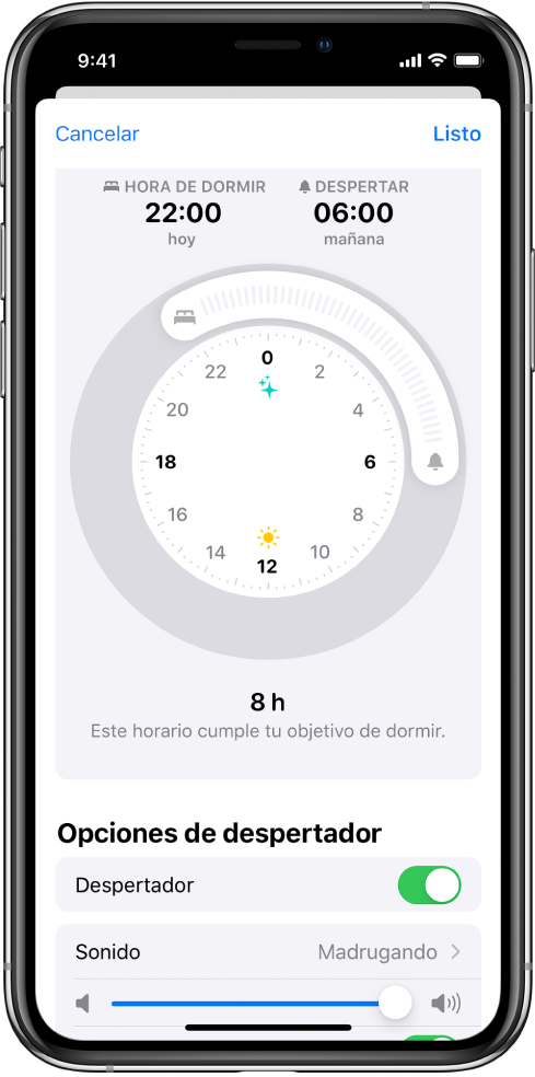 La pantalla de configuración de Sueño en la app Salud. Hay un reloj en el centro de la pantalla; la hora de dormir está configurada para las 22 h, la hora de despertarse está configurada para las 6 h. Debajo de las opciones de alarma, la alarma para “Despertar” está activada, el tono es Madrugando y el volumen está configurado como alto.