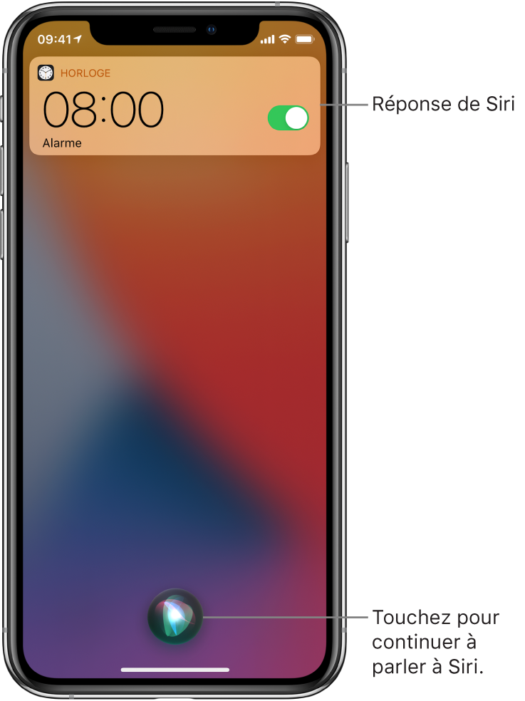 Siri sur l’écran verrouillé. Une notification de l’app Horloge indique qu’un réveil est activé pour 8 h. Un bouton au centre en bas de l’écran permet de continuer à parler à Siri.