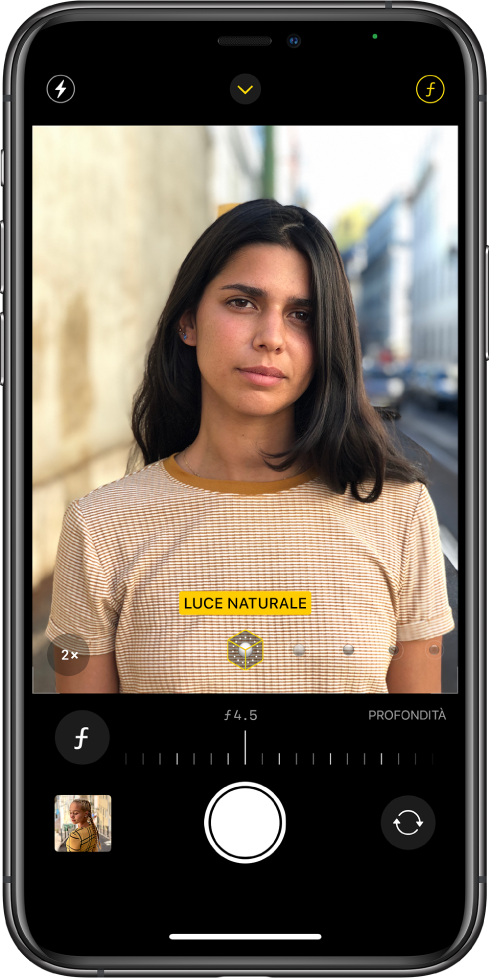 Una schermata di Fotocamera in modalità Ritratto. Il pulsante per la regolazione della profondità è selezionato nell'angolo in alto a destra dello schermo. Nel visualizzatore, un riquadro mostra che l’opzione “Illuminazione ritratto” è impostata su “Luce naturale”; è disponibile un cursore per modificare l’opzione d’illuminazione. Sotto il visualizzatore, è presente un cursore per regolare il controllo della profondità.