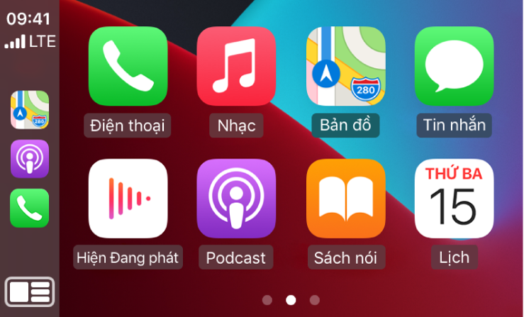 Màn hình chính CarPlay đang hiển thị các biểu tượng cho Điện thoại, Nhạc, Bản đồ, Tin nhắn, Đang phát, Podcast, Sách nói và Lịch.