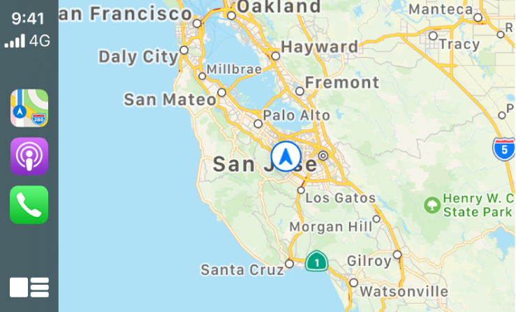 CarPlay 左側顯示「地圖」、Podcast 和「電話」的圖像,右側顯示目前區域的地圖。