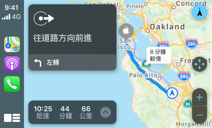 CarPlay 左側顯示「地圖」、Podcast 和「電話」圖像,右側顯示駕駛路線地圖,包含縮放控制器、轉向導航路線和預計抵達時間資訊。