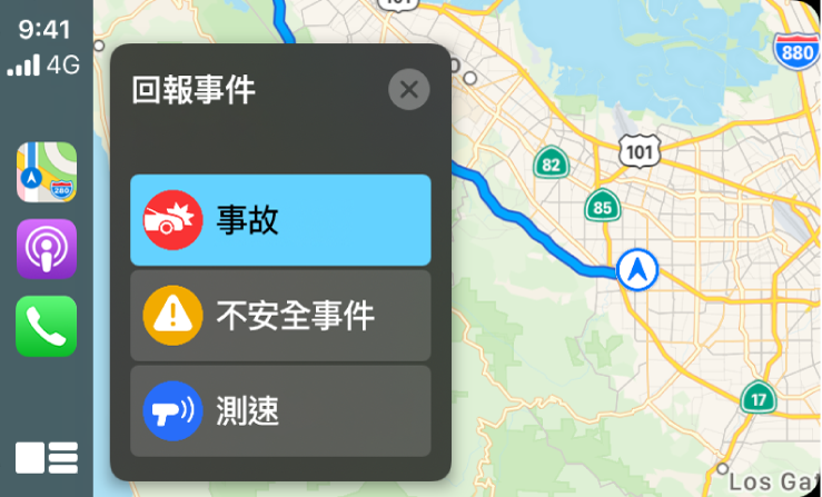 CarPlay 左側顯示「地圖」、Podcast 和「電話」的圖像,右側顯示目前區域的地圖,正在回報「交通事故」、「不安全事件」或「測速」。