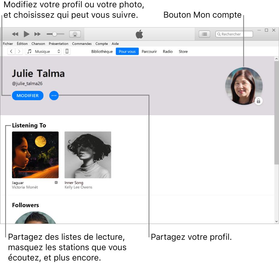 La page de profil dans Apple Music : Dans le coin supérieur gauche, sous votre nom, cliquez sur Modifier afin de modifier votre profil ou votre photo, et de choisir qui peut vous suivre. À droite de Modifier, cliquez sur le bouton Plus pour signaler un problème ou partager votre profil. Dans le coin supérieur droit se trouve le bouton Mon compte. Sous l’en-tête Écoute se trouvent les albums que vous écoutez. Vous pouvez cliquer sur le bouton Plus pour masquer les stations que vous écoutez, partager des listes de lecture, et plus encore.