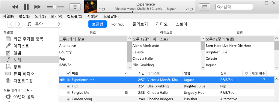 iTunes 주 창: 열 브라우저가 사이드바의 오른쪽과 노래 목록 위에 나타남.
