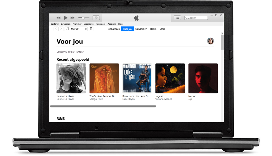 Een pc en een iPhone met het Apple Music-scherm 'Voor jou'.