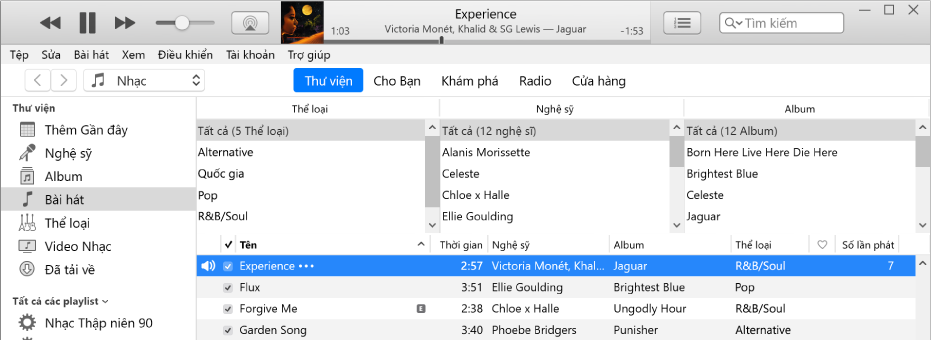 Cửa sổ chính của iTunes: Trình duyệt cột xuất hiện ở bên phải của thanh bên và bên trên danh sách bài hát.