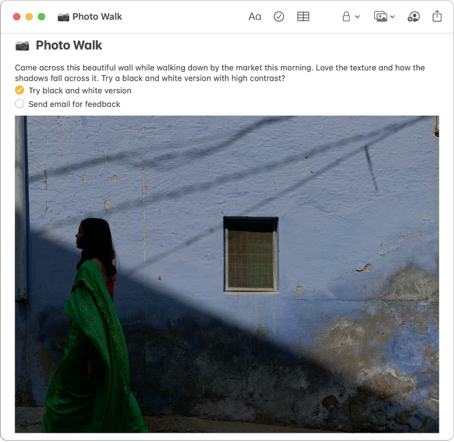 Une note comprenant une description d’une promenade photo, une liste de choses à faire et la photo d’une femme qui marche le long d’un mur.