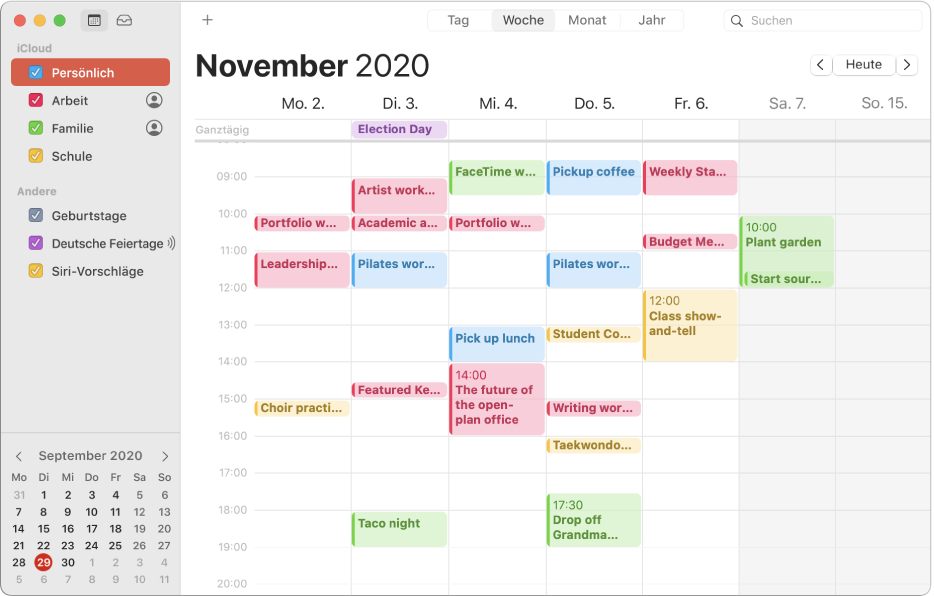 Ein Kalenderfenster in der Monatsansicht mit farbcodierten Privat-, Berufs-, Familien- und Schulkalendern in der Seitenleiste unter der iCloud-Accountüberschrift.
