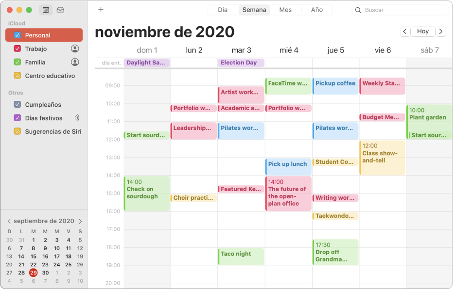 Ventana de Calendario con la visualización por mes mostrando los calendarios personal, laboral, familiar y escolar codificados por colores, en la barra lateral debajo del encabezado de la cuenta de iCloud.
