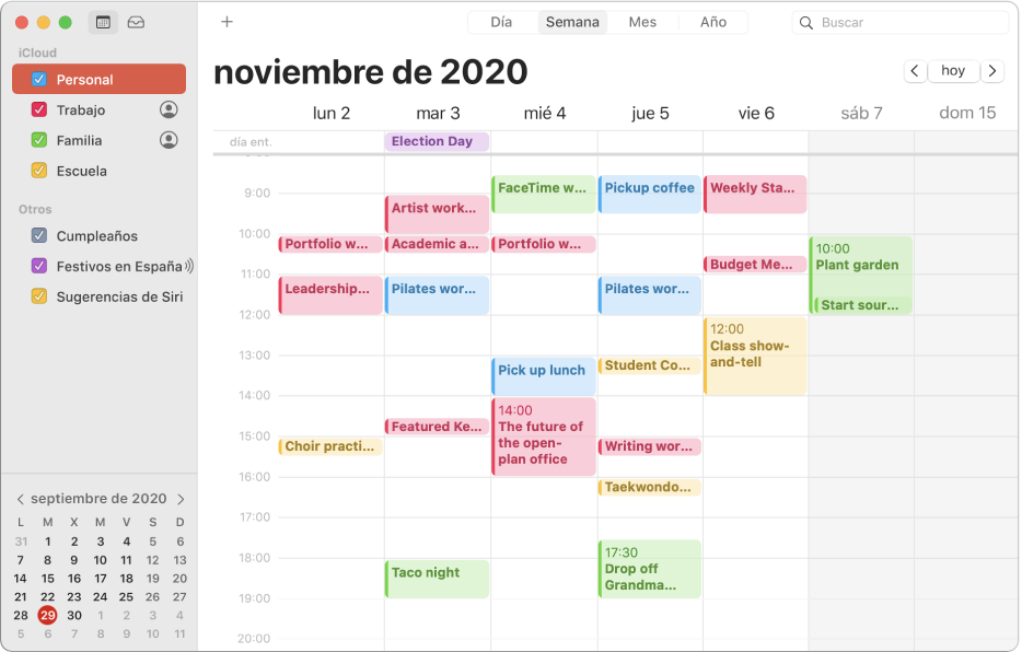 Ventana de Calendario en la visualización Mes donde se muestran los calendarios personal, de trabajo, familiar y del centro educativo con códigos de colores en la barra lateral bajo la cabecera de la cuenta de iCloud.