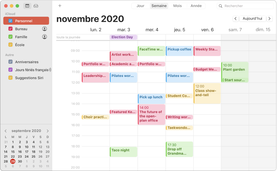 Une fenêtre de Calendrier en présentation par mois affichant dans la barre latérale des calendriers personnels, professionnels, familiaux et scolaires auxquels est appliqué un code couleur sous l’en-tête du compte iCloud.