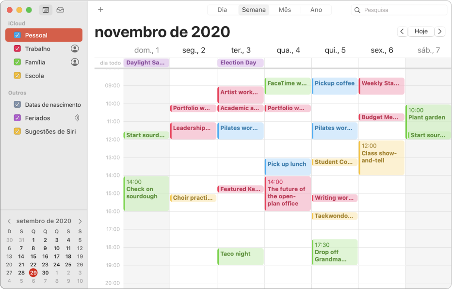 Uma janela do Calendário na vista de Mês a mostrar os calendários pessoal, profissional, familiar e escolar divididos por cores na barra lateral na secção da conta iCloud.
