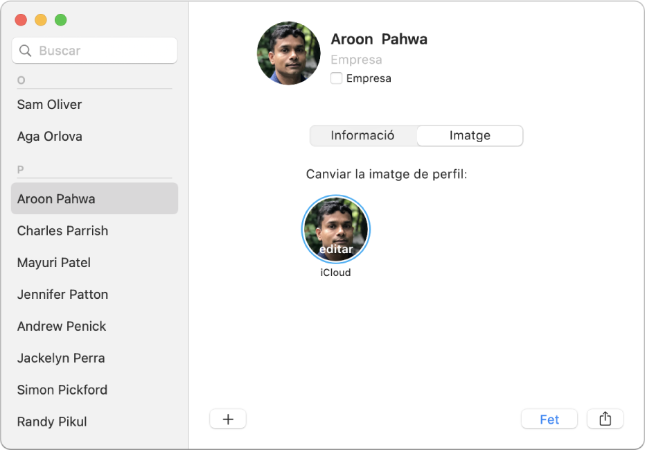 A la finestra de l’app Contactes, a l’esquerra, se selecciona un contacte de la llista de contactes. A la dreta, al tauler Imatge de la targeta del contacte, hi ha la imatge de perfil del contacte que has de clicar si la vols modificar.