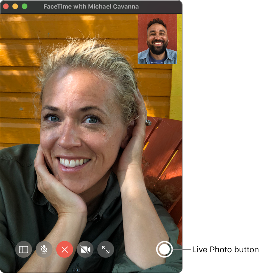 Move the pointer over the FaceTime window to see the Live Photo button.