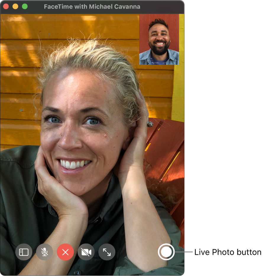 Move the pointer over the FaceTime window to see the Live Photo button.