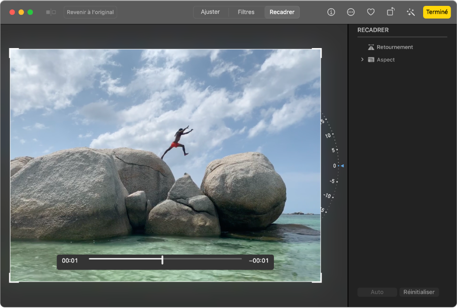 Un clip vidéo montrant des poignées, situées dans les coins, que vous pouvez faire glisser pour recadrer le clip. À droite se trouve un cadran que vous pouvez faire glisser pour redresser un clip.