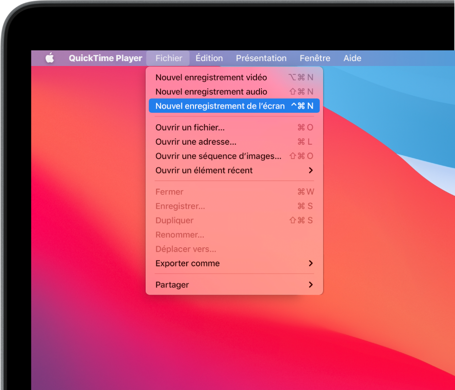 Dans l’app QuickTime Player, le menu Fichier est ouvert et la commande « Nouvel enregistrement de l’écran » est activée pour lancer l’enregistrement de l’écran.