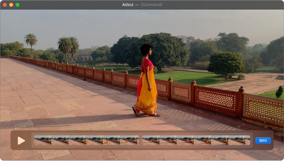 En altta klip düzenleyici görünür biçimde QuickTime Player penceresi.