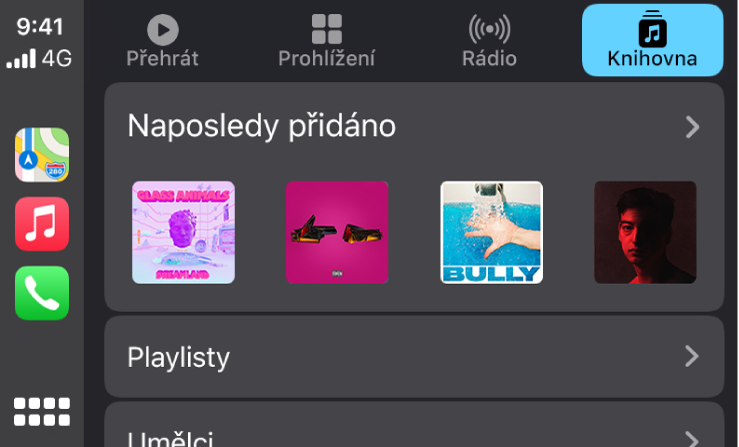 Obrazovka CarPlay se skupinou nedávno přidaných skladeb
