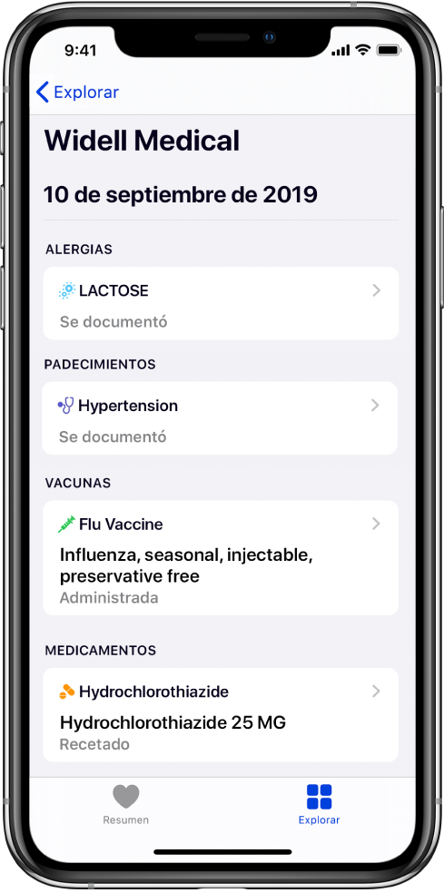El título "Widell Medical" se muestra cerca de la parte superior de la pantalla de la app Salud. Debajo del título, se muestra información sobre varios tipos de expedientes clínicos. La categoría de arriba, Alergias, contiene un registro que dice "Lactosa (Documentada)". Un control en forma de flecha a la derecha indica que hay más información disponible en el expediente. La pantalla incluye expedientes clínicos adicionales de otras categorías, como Padecimientos, Vacunas y Medicamentos.