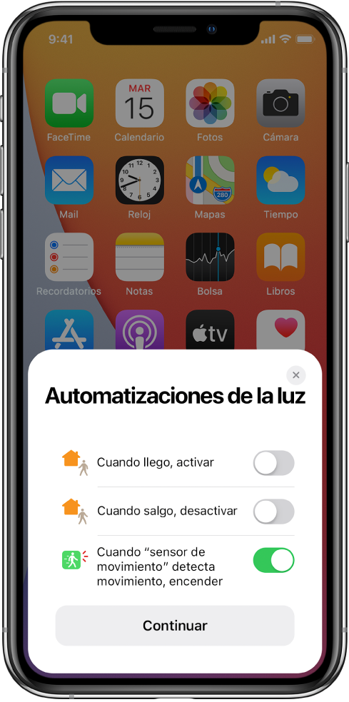 Ventana de la pantalla de inicio con tres sugerencias de automatización para la luz: “Cuando llego, activar”, “Cuando salgo, desactivar” y “Cuando el sensor detecta movimiento, activar”. Debajo está el botón Continuar.
