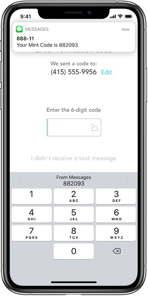 iPhone’i kuva, kus rakendus nõaub 6-kohalist koodi. Rakenduse kuval on teade koodi saatmise kohta. Ekraani ülaservas on rakenduse Messages märguanne koos sõnumiga “Your Mint Code is 882093”. Ekraani allosas kuvatakse klaviatuur. Klaviatuuri kohal kuvatakse numbreid “882093”.