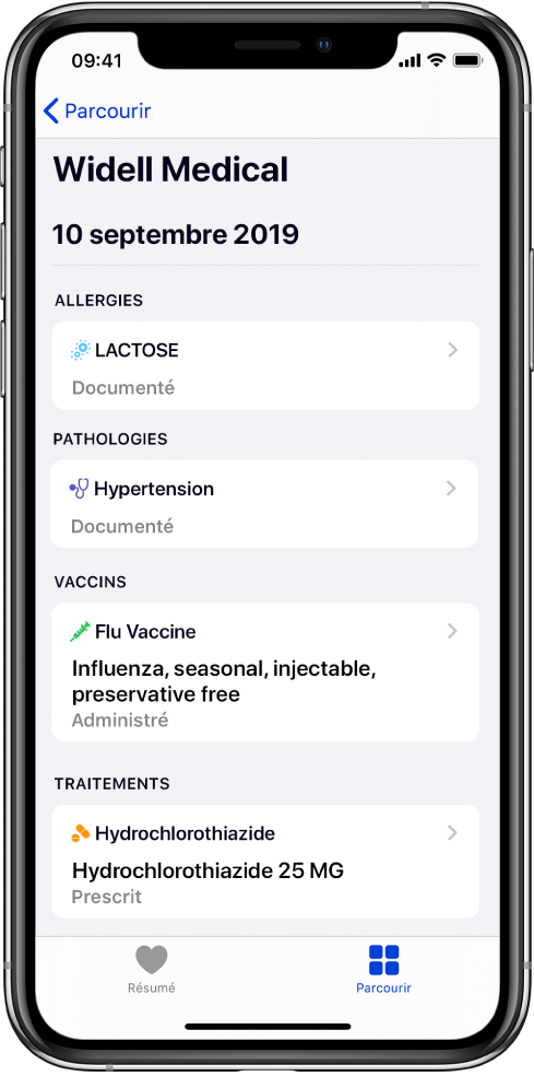 Le titre « Widell Medical » s'affiche vers le haut de l’écran dans l’app Santé. Sous le titre, des informations relatives à différents types de dossiers médicaux s’affiche. La catégorie du haut, Allergies, contient un dossier, Lactose (documenté). Une commande en forme de flèche sur la droite indique que davantage d’informations sont disponibles pour le dossier. L’écran affiche d’autres dossiers médicaux pour les catégories Pathologies, Vaccins et Traitements.