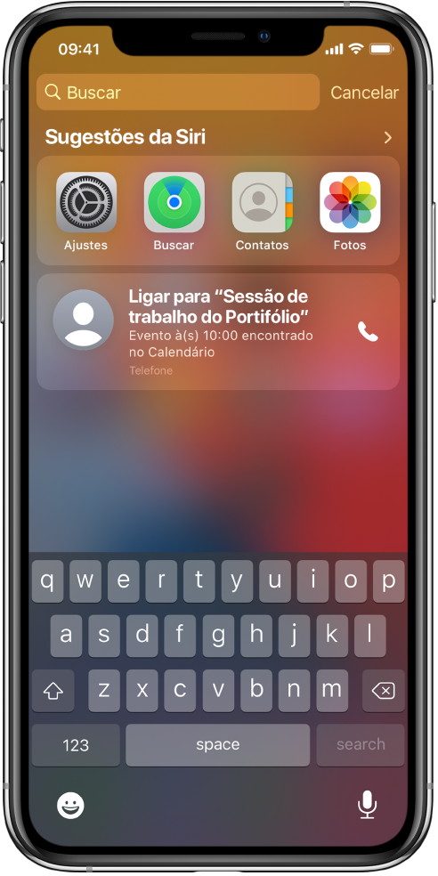 Tela Bloqueada do iPhone. Os apps Ajustes, Buscar, Contatos e Fotos aparecem abaixo de “Sugestões da Siri”. Abaixo das sugestões de apps, uma sugestão para ligar para Sessão de trabalho de portfólio, um evento encontrado no Calendário.