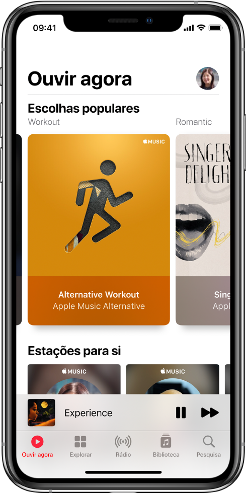 O ecrã “Ouvir agora” a mostrar o botão de perfil na parte superior direita. As listas de reprodução “Escolhas relevantes” aparecem por baixo. Por baixo de “Escolhas relevantes” está a secção “Estações para si”, a mostrar duas estações.