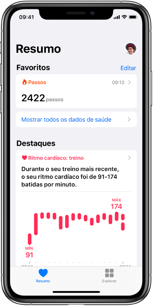 Um ecrã Resumo a mostrar Passos como uma categoria de Favoritos. Por baixo de Destaques, o ecrã mostra informação sobre a frequência cardíaca durante o treino mais recente.