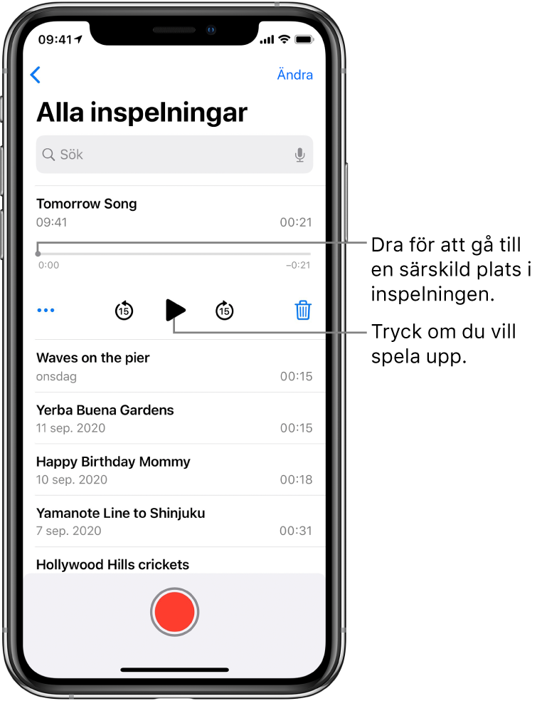 Skärmen med en lista med röstmemon och en markerad inspelning överst. Inspelningens tidslinje har ett uppspelningshuvud, som du kan dra när du vill gå till en viss plats i inspelningen. I ändarna visas start- och sluttider. Under tidslinjen finns knappen Mer, som du trycker på om du vill redigera, duplicera eller dela en inspelning, knappen för att gå bakåt 15 sekunder, uppspelningsknappen, knappen för att gå framåt 15 sekunder samt raderingsknappen. Under reglagen finns en lista med inspelningar som går att öppna med ett tryck.