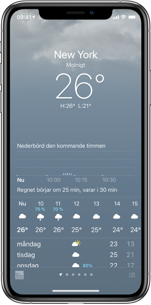 Skärmen Väder visar följande från överkant till nederkant: platsen, en varning om starka åskbyar, den aktuella temperaturen, dagens högsta och lägsta temperaturer samt ett diagram som visar nederbörd för den kommande timmen. Längst ned på skärmen finns den timvisa prognosen som följs av en rad med punkter som visar hur många platser som finns i platslistan. I det nedre högra hörnet finns knappen Ändra städer.