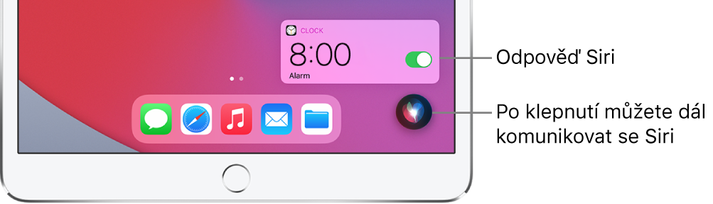 Siri na ploše. Oznámení aplikace Hodiny informuje o zapnutí budíku nastaveného na 8:00. Rozhovor se Siri pokračuje po stisknutí tlačítka v pravé dolní části obrazovky.