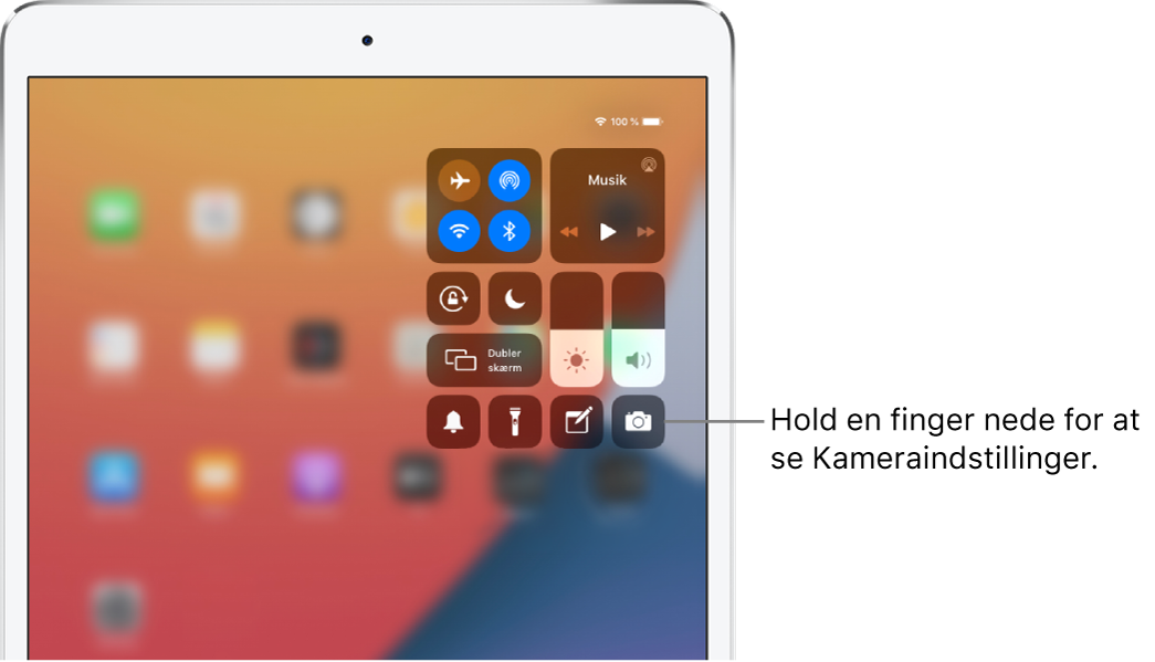 Betjeningsmuligheder til flyfunktion, mobildata, Wi-Fi og Bluetooth i gruppen øverst til venstre i Kontrolcenter på iPad Wi-Fi + Cellular-modeller. En billedforklaring til betjeningsmuligheden Kamera viser, at man skal holde fingeren på kamerasymbolet (nederst til højre) for at få vist flere kameraindstillinger.