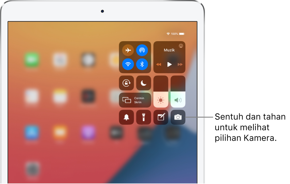 Kawalan untuk mod Pesawat, data selular, Wi-Fi dan Bluetooth di kumpulan kiri atas dalam Pusat Kawalan untuk model iPad Wi-Fi + Cellular. Petak bual ke kawalan Kamera menyatakan untuk sentuh dan tahan ikon Kamera (di bahagian kanan bawah) untuk melihat lebih banyak pilihan Kamera.