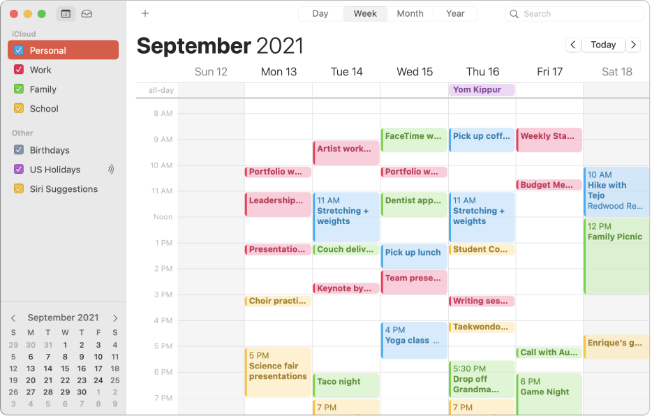 Een Agenda-venster in de maandweergave met een privé-, werk-, gezins- en schoolagenda in verschillende kleuren in de navigatiekolom onder de iCloud-account.
