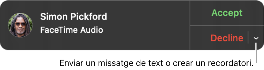 A la notificació, fes clic a la fletxa situada al costat de Refusar per enviar un missatge de text o crear un recordatori.
