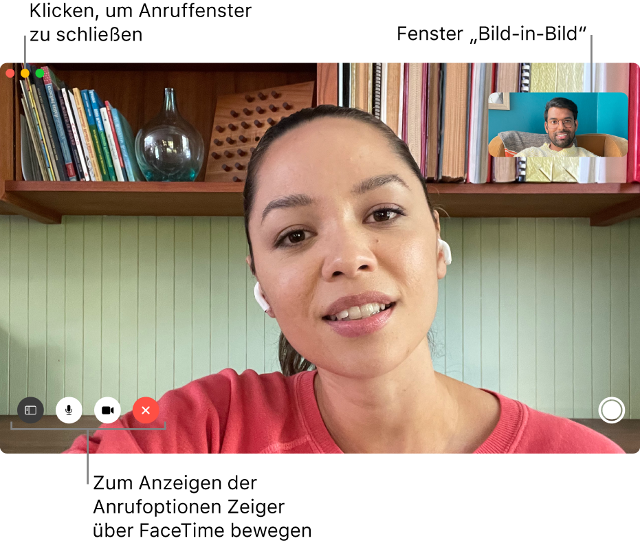 Bewege den Zeiger über das FaceTime-Fenster, um Optionen wie „Seitenleiste“, „Stumm“, „Video stumm schalten“, „Anruf beenden“ und „Live Photo“ zu sehen. Klicke auf die mittlere Taste links oben, um das Anruffenster auszublenden. Das Bild-in-Bild-Fenster wird oben rechts angezeigt.