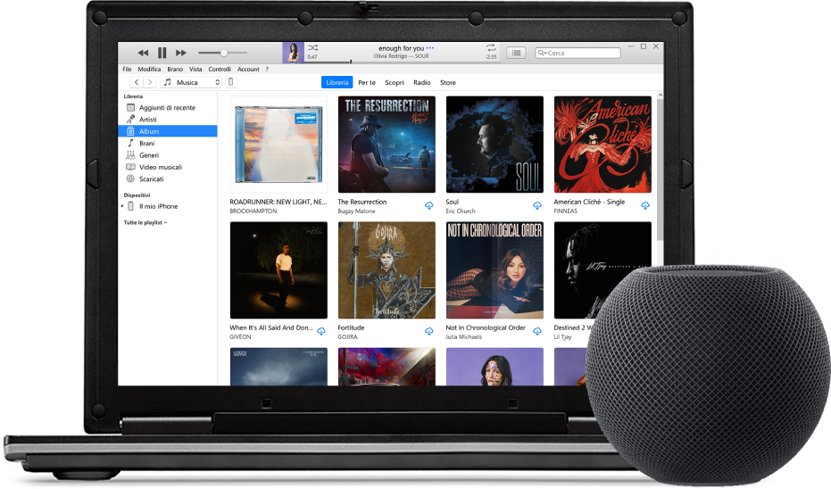 Un PC con iTunes sullo schermo e un HomePod mini vicino.