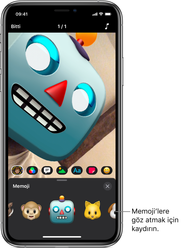 Görüntüleyicide bir robot Memoji; Memoji seçili ve alt tarafta Memoji karakterleri gösteriliyor.