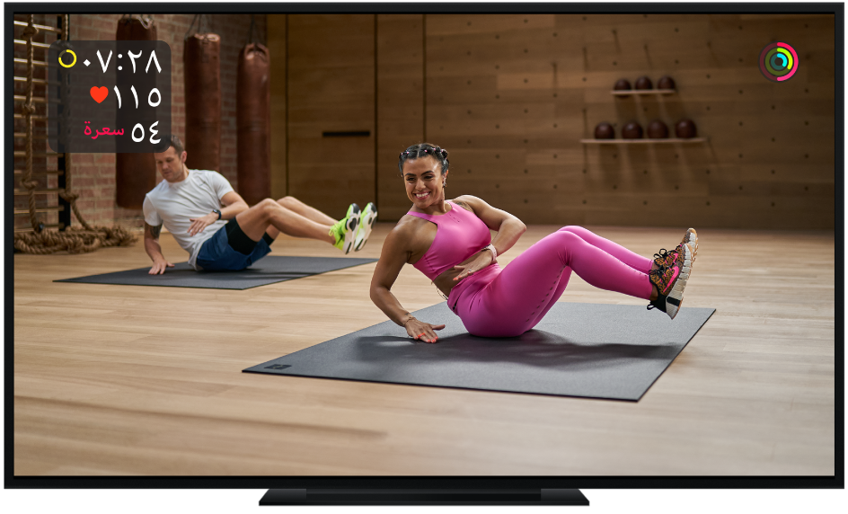 تلفاز يعرض تمرينًا أساسيًا في Apple Fitness+‎ مع قياسات على الشاشة للوقت المتبقي ومعدل ضربات القلب والسعرات الحرارية.